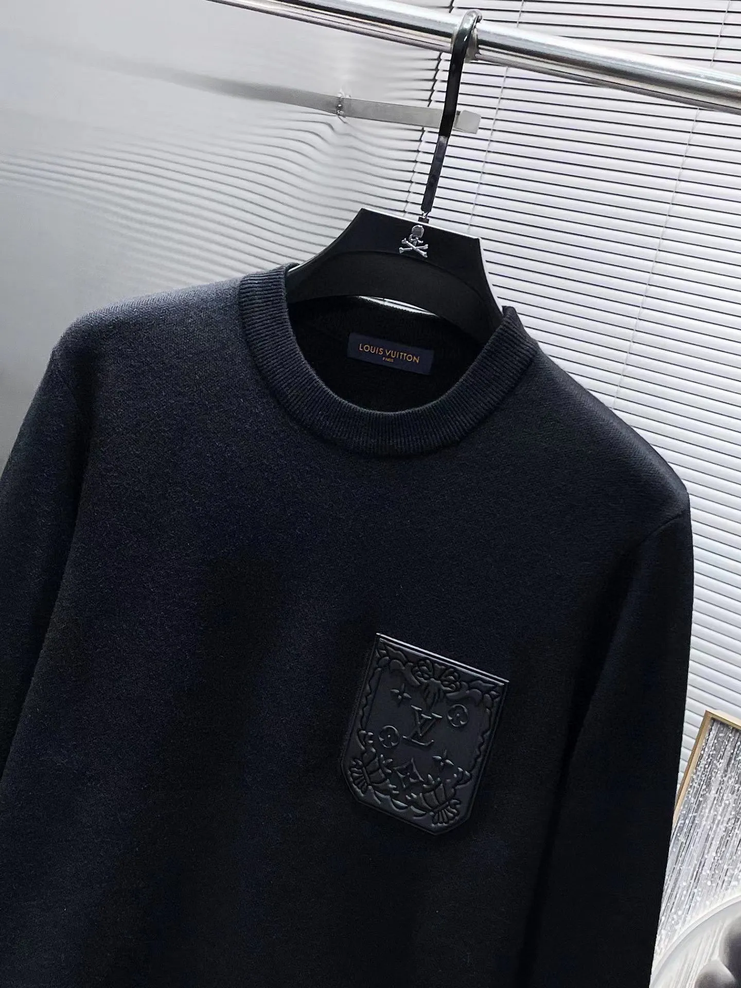 🅿️240 【LV Louis Vuitton】Autumn and winter classic round neck pullover sweater, in full condition! ! ! Wool blended fabric, the latest model in 2025, golden ratio! ! Slim-fitting soft gold, versatile and practical item, the combination and practicality are extremely powerful, simple and elegant, and classy! To create your own style, it is highly recommended to buy it in two colors. The standard slim fit tailoring process is suitable for both young and old men. It is knitted from wool and will not cause any discomfort! While keeping warm, it is stylish, textured and wearable, and the classic logo with contrasting colors on the chest feels in place! ! Recommended for regular customers! ! Size M-3XL (maximum wear: 190 pounds)